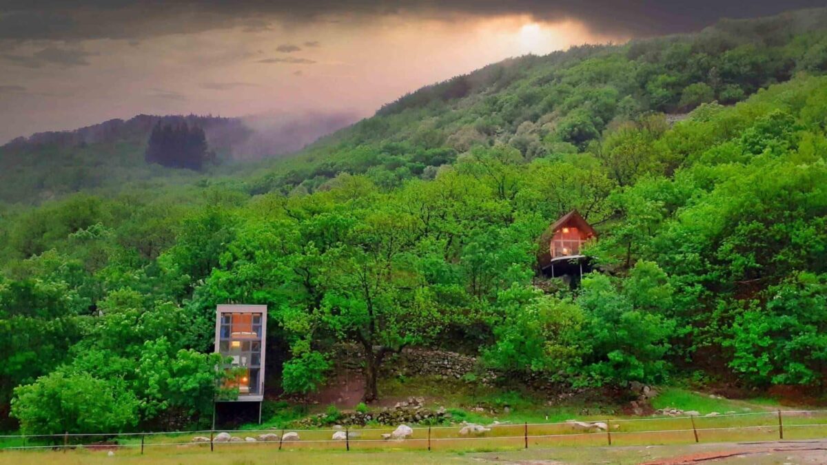 Vue panoramique des cabanes insolites en Ardèche