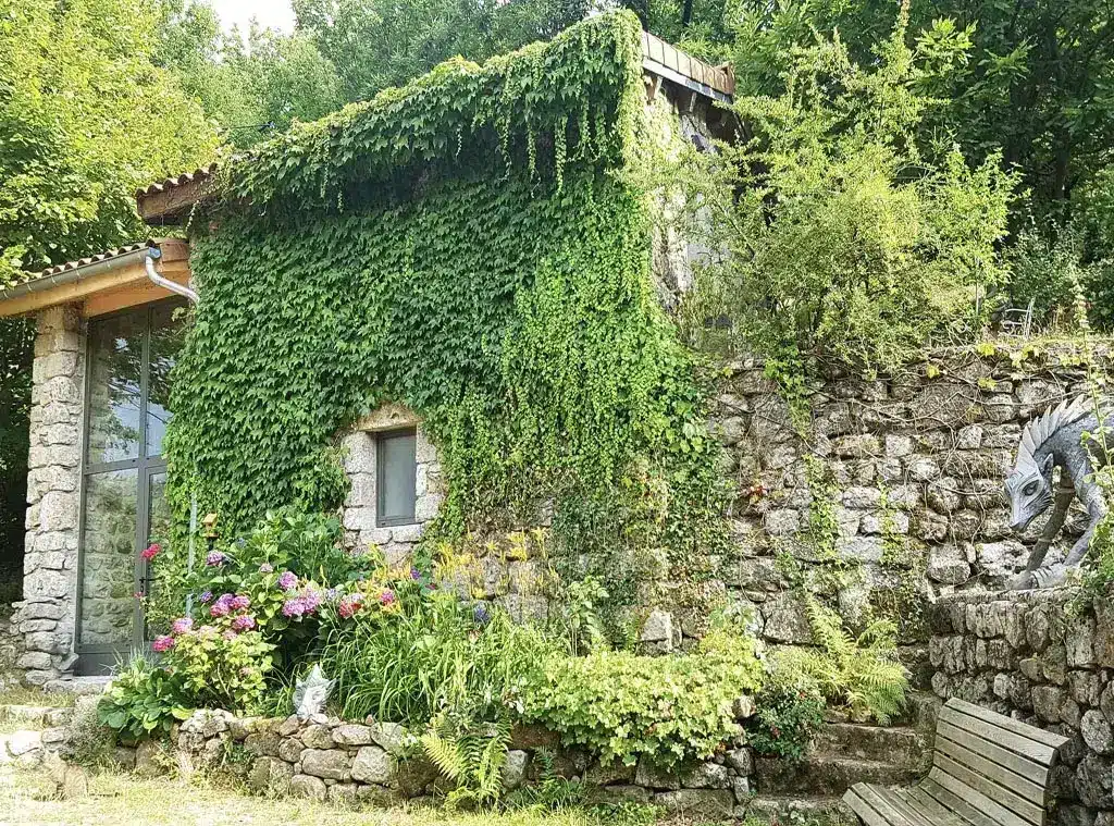 La Louve - hébergements insolites en Ardèche, les cabanes du loup bleu La louve, hébergement insolite aux cabanes du loup bleu