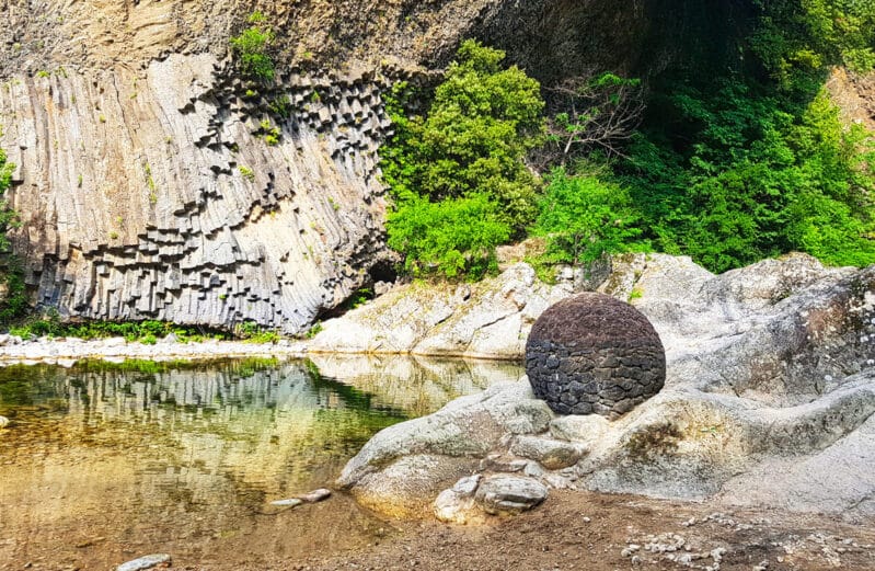 Les coulées basaltiques au bord du Lignon à Jaujac