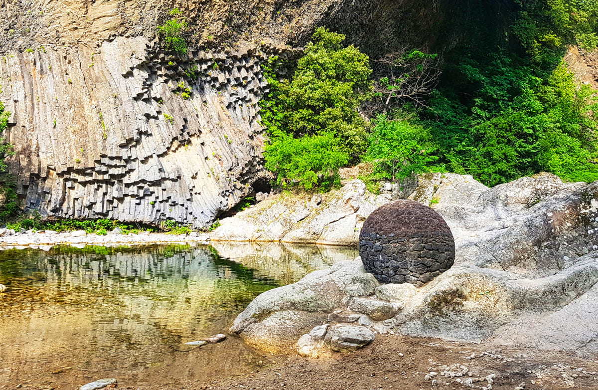 coulée basaltique au bord du Lignon à Jaujac