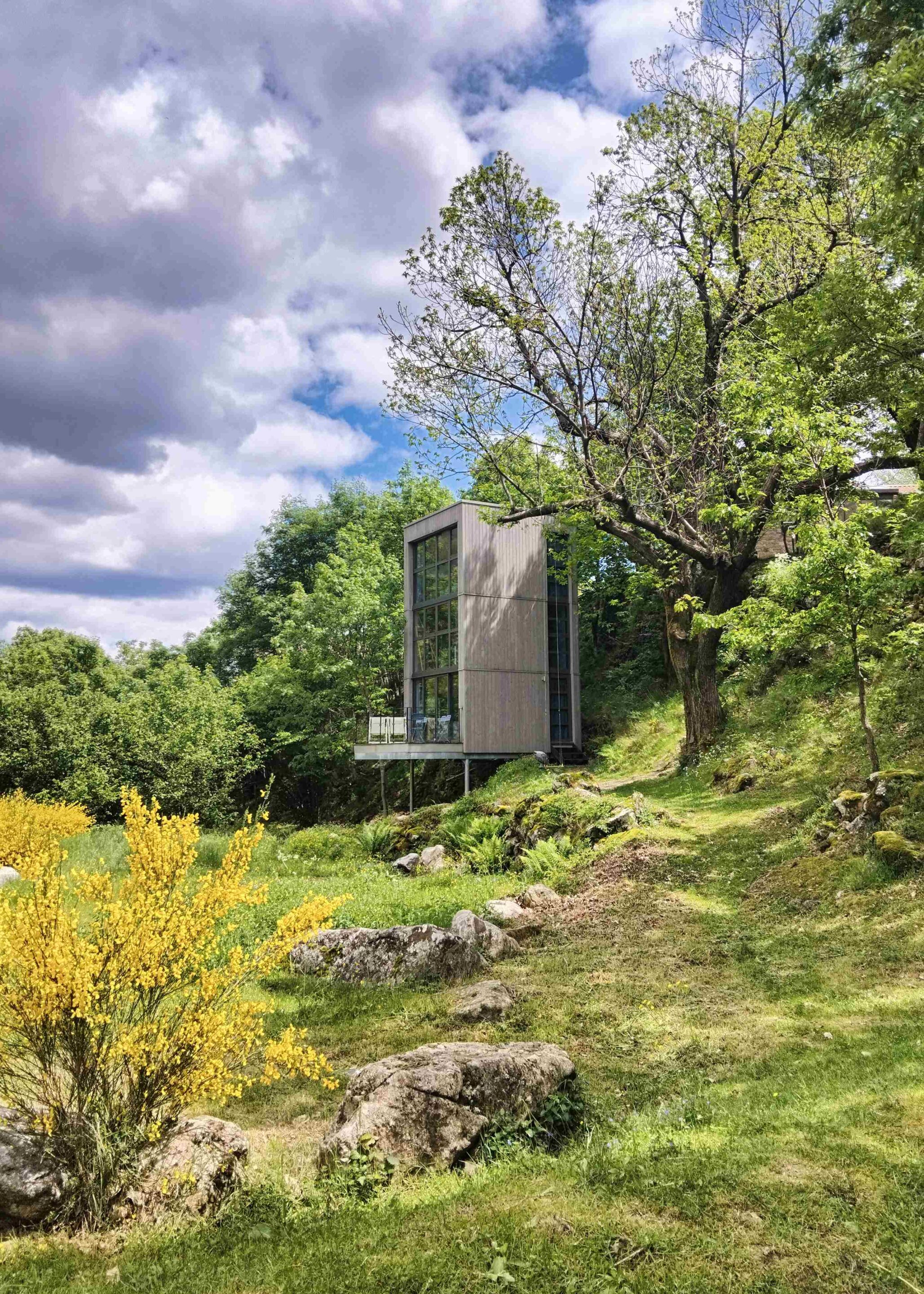 cabane insolite en Ardèche, la tour bleue