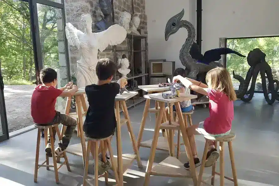 Atelier créatif pour enfants avec Caroline, sculptures et modelage aux Cabanes du Loup Bleu